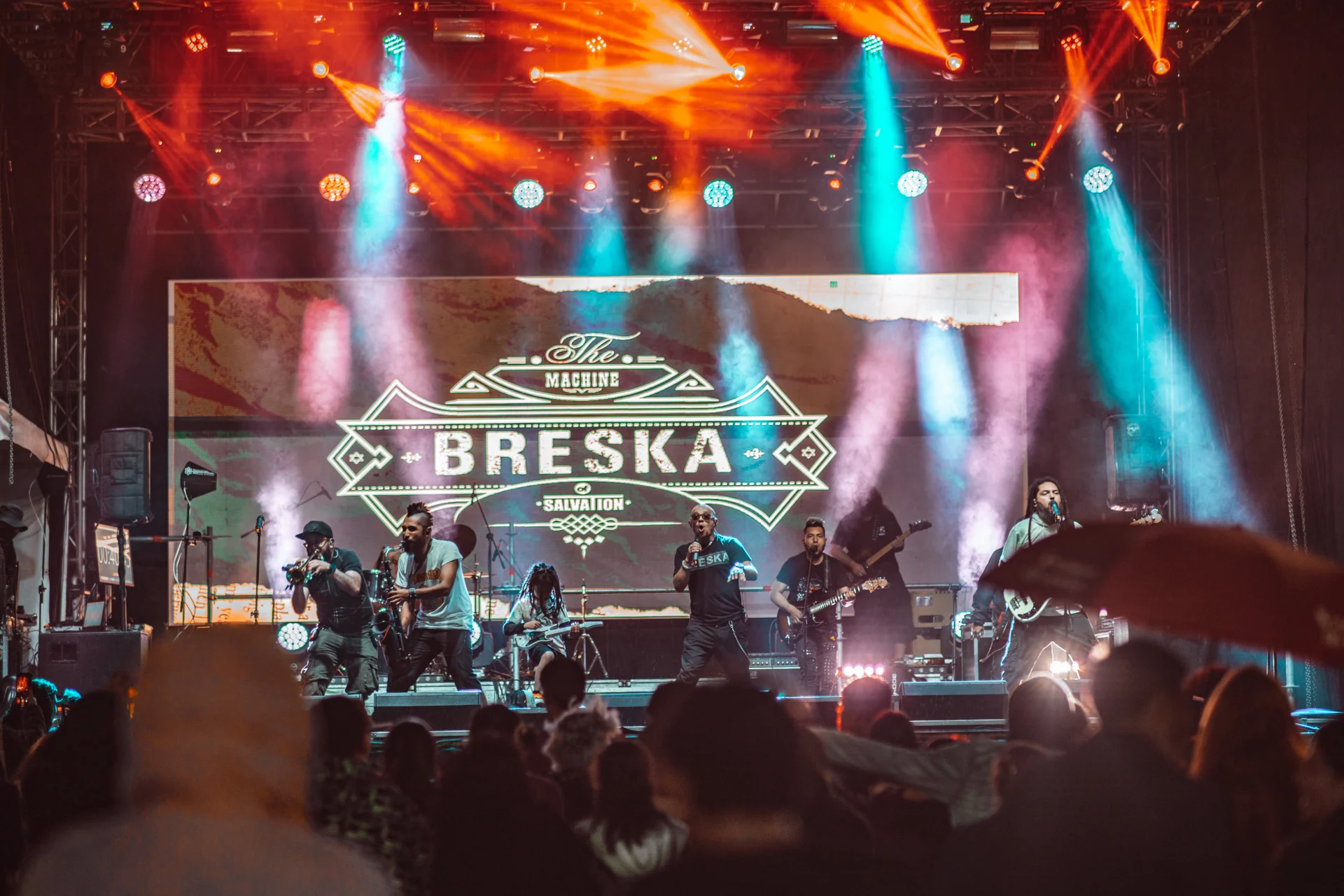 Breska reunida en el escenario, entre luces y público